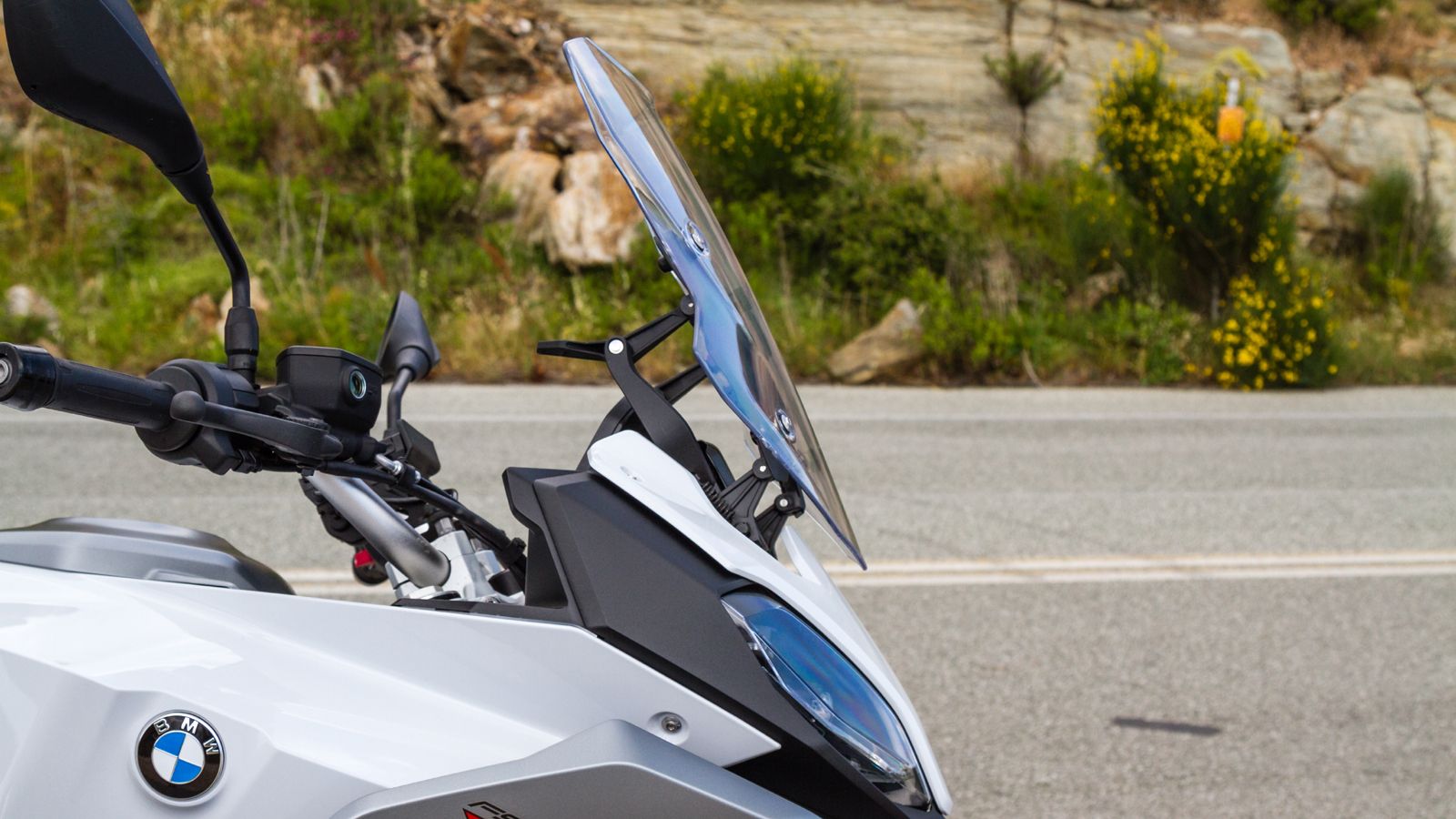 Η ζελατίνα ρυθμίζεται πανεύκολα με το ένα χέρι μέσω εύχρηστου μοχλού και στην επάνω θέση καλύπτει επαρκώς τον αναβάτη ακόμα και πάνω από τα 160 χλμ./ώ